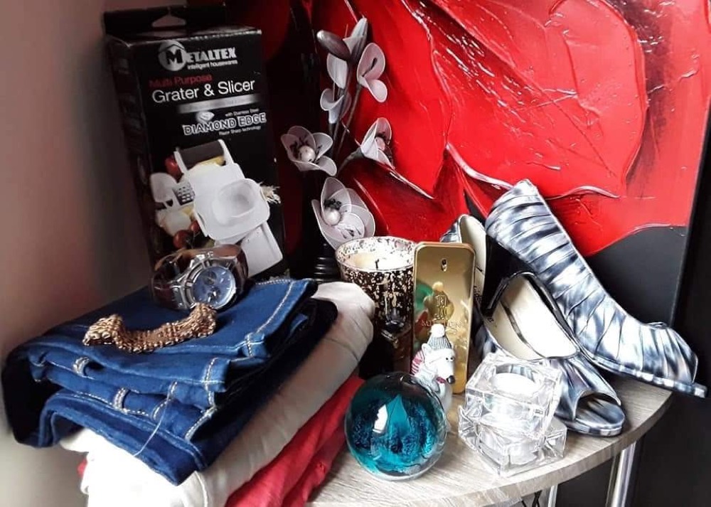 Jewellery, shoes and bric-a-brac